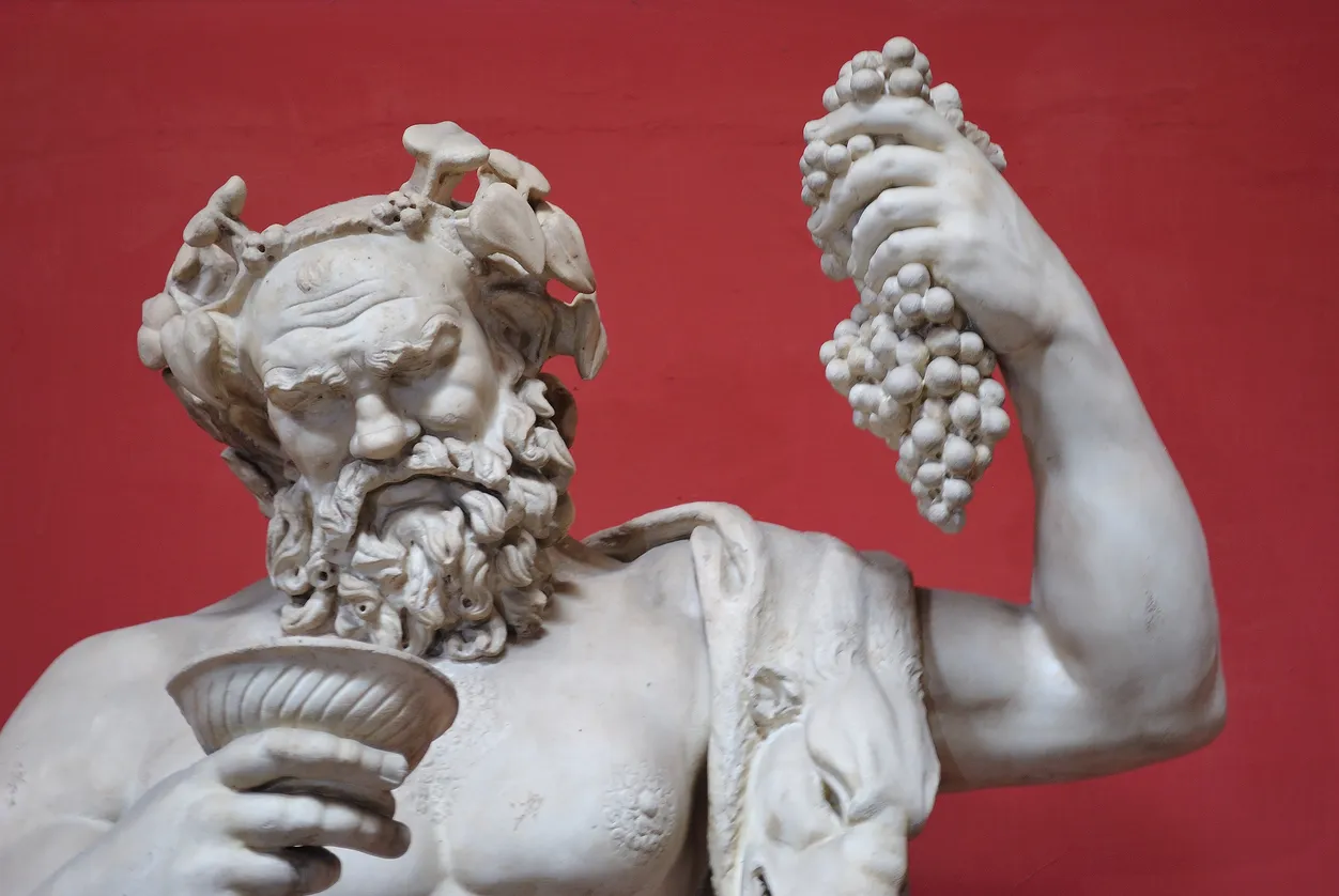 Détail d'une statue de Bacchus le dieux du vin, époque romaine © iStock / StockPhotoAstur