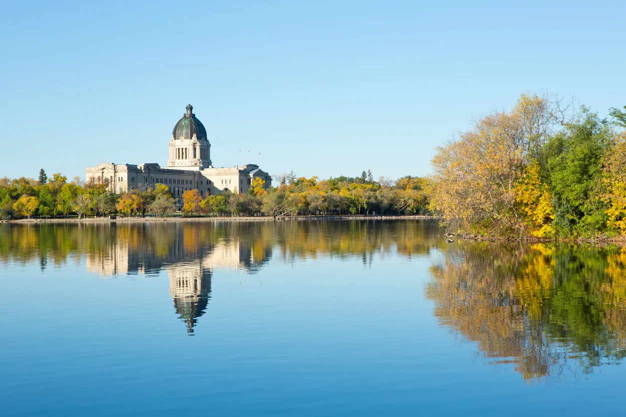 Le Saskatchewan Legislative Building devant le lac Wascana à Regina © iStock / skyscapes