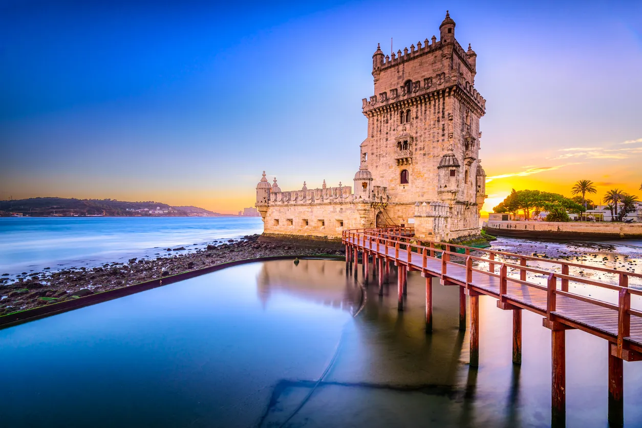 La tour de Belém, une oeuvre majeure du style manuélin, sur les bords du Tage à Lisbonne. © iStock / SeanPavonePhoto
