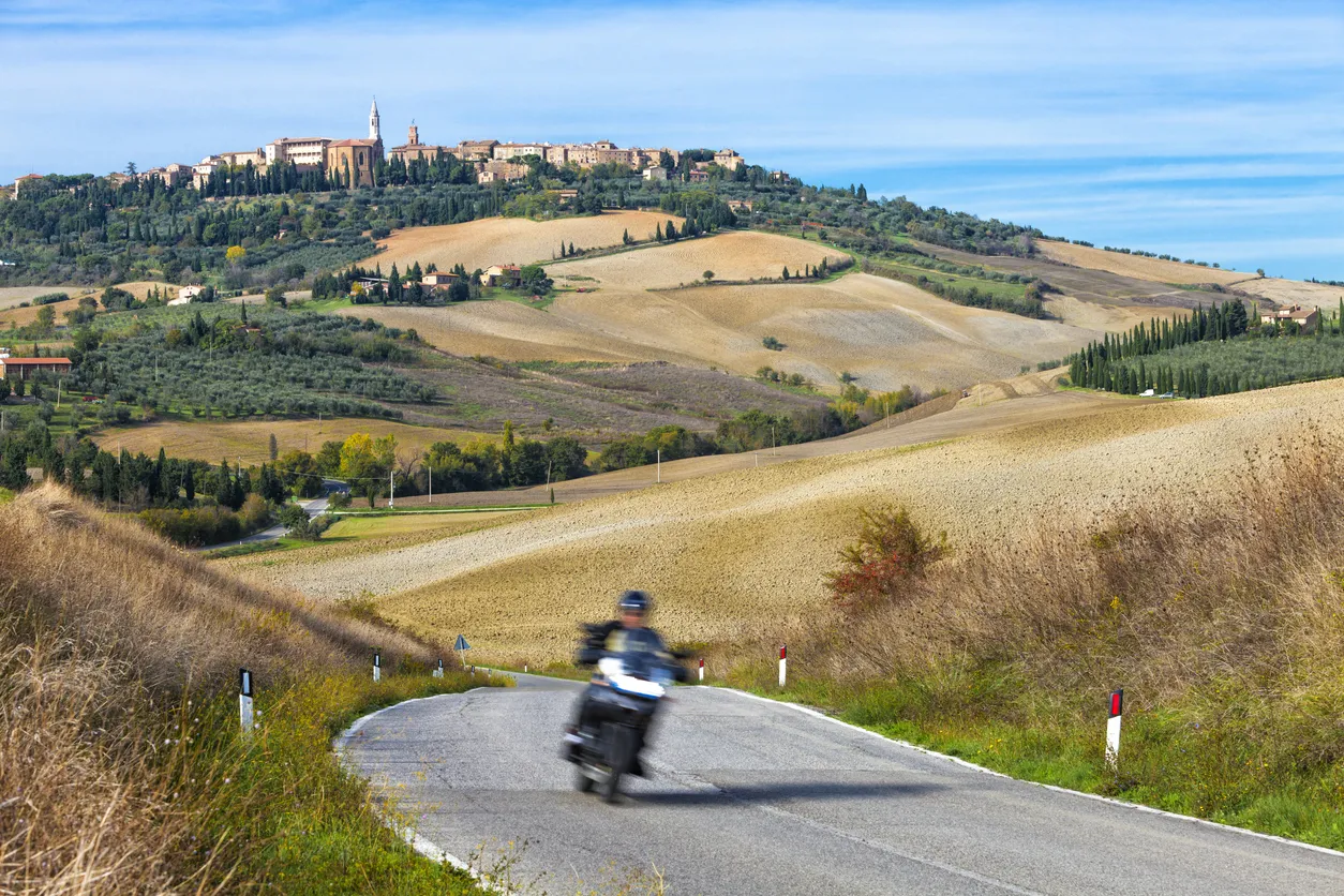 Beauté des paysages de la Toscane avec vue panoramique sur la ville de Pienza - photo © iStock-Bim