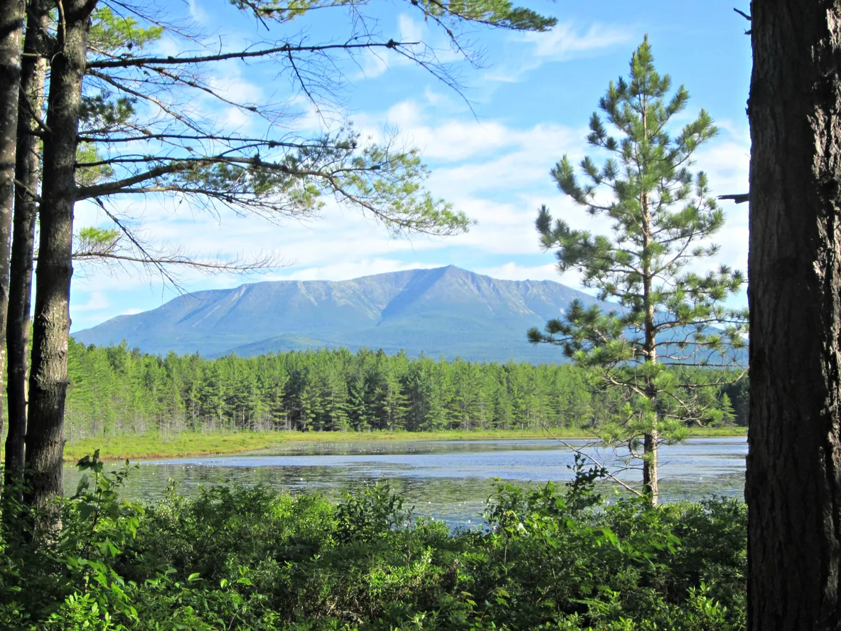 Le mont Katahdin depuis un campement © iStock / :mountaintrails