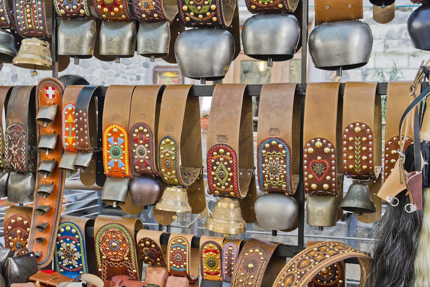 Étal de cloches à vache lors de la Sant'Orso à Aoste © iStock / Orietta Gaspari