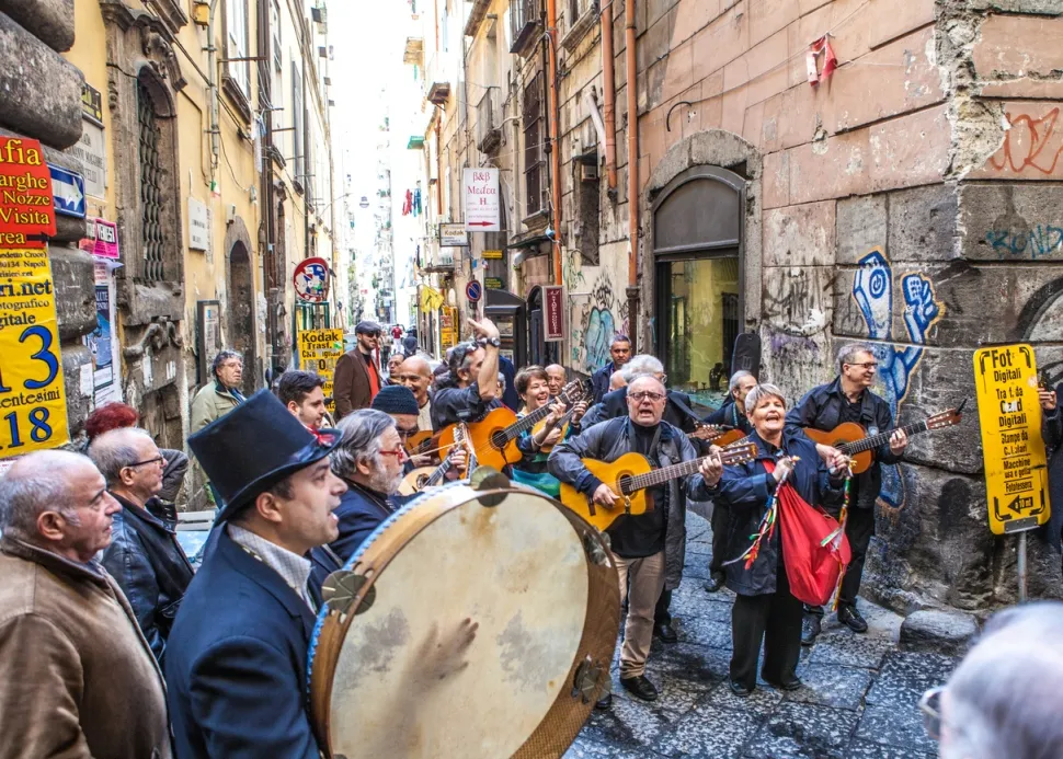 Musiciens et chanteurs dans les rues de Naples - photo © iStock-Angelafoto
