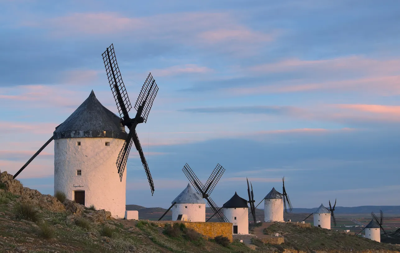 Les moulins de Consuegra, dans la province de Tolède, communauté de Castille-La Manche en Espagne © iStock / poliki