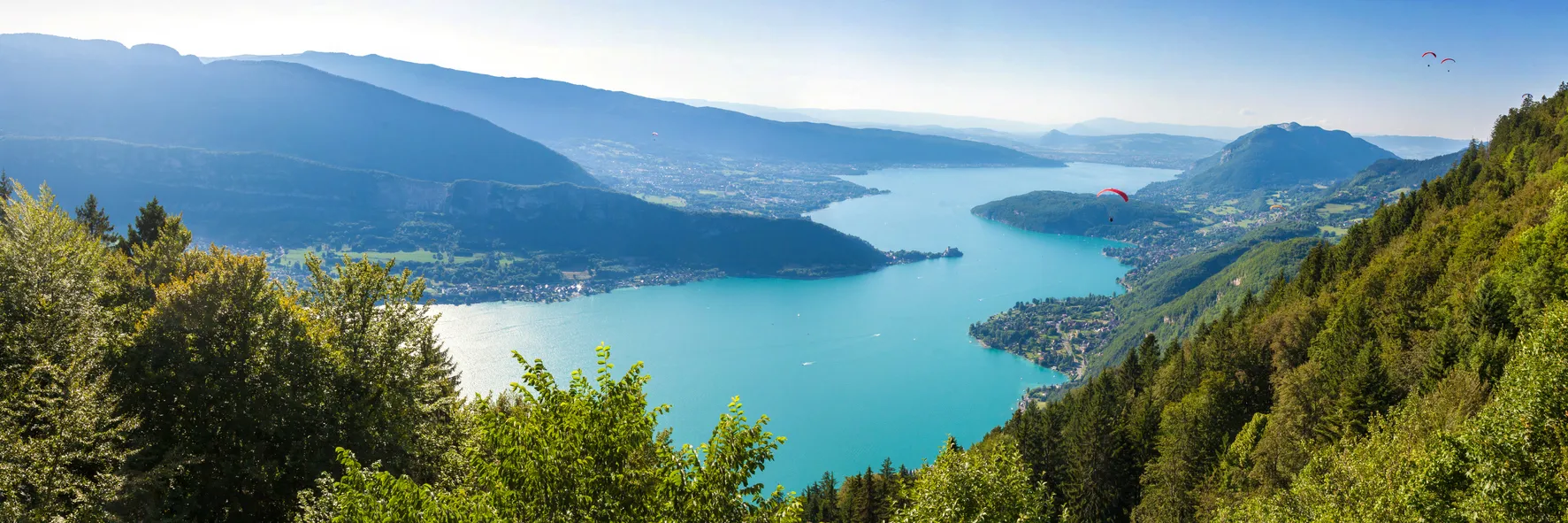 Le lac d'Annecy vu depuis le  Col du Forclaz © iStock / sam74100