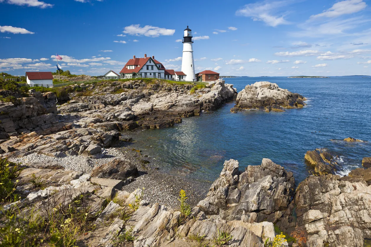 Le phare de Portland Head dans le Maine, aux États-Unis, avec ses formations rocheuses au bord de l'Atlantique.| © iStock / traveler1116