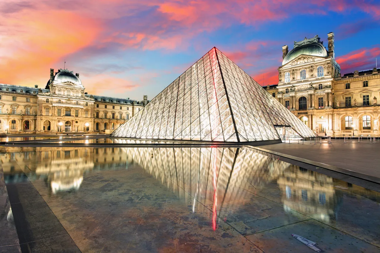 Le musée du Louvre à Paris en début de soirée © iStock / TomasSereda