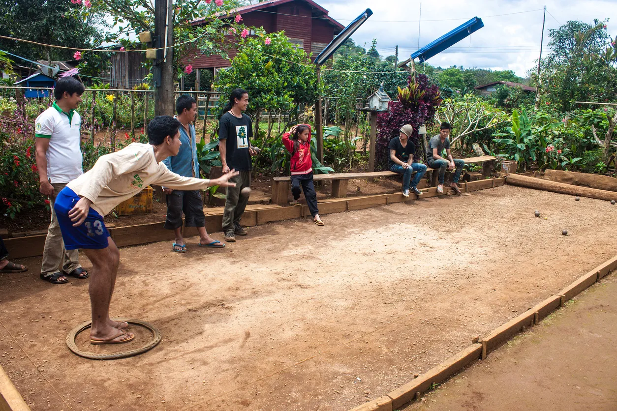 À Ban Nong Luang au Laos, des habitants jouent à la pétanque © iStock / mathess