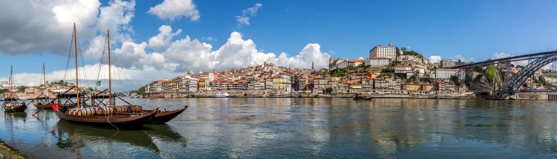 Des rabelos sur le Douro, devant Porto au Portugal © iStock / Onfokus