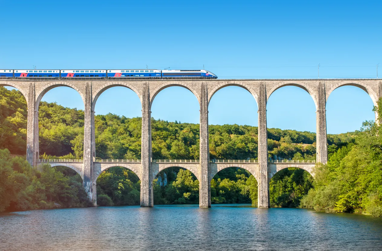 Un TGV sur le viaduc Cize-Bolozon qui surplombe l'Ain © iStock / Gregory_DUBUS