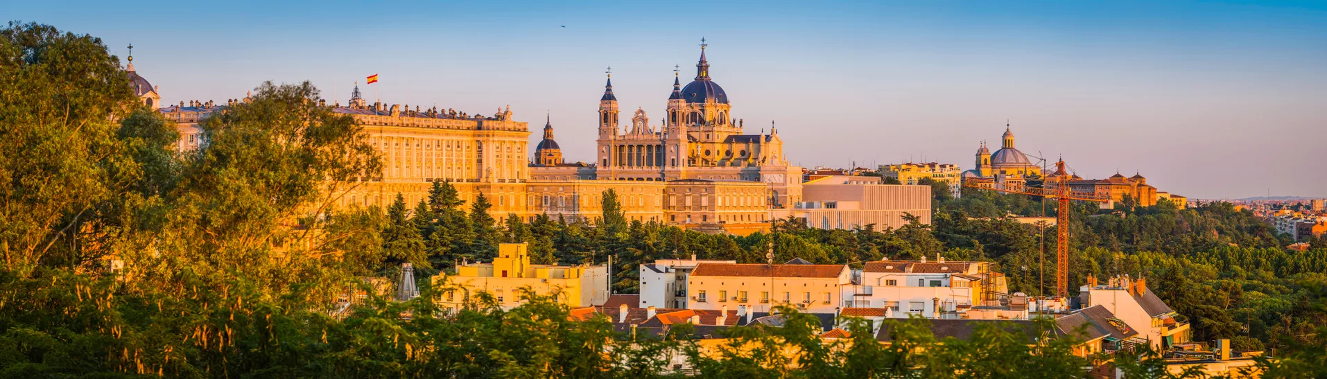 La cathédrale de la Almudena et le palais royal de Madrid  © iStock / fotoVoyager