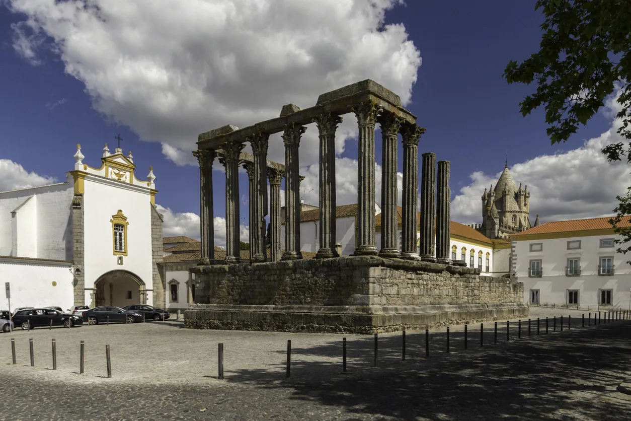 Le temple romain de Diana dans le coeur de la ville d'Évora (Alentejo, Portugal) - photo © iStock-jacquesvandinteren