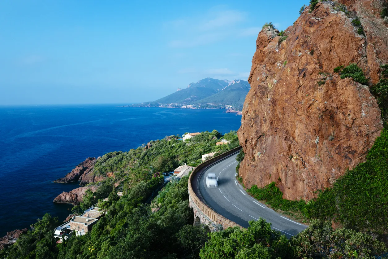 La corniche de l'Estérel en Côte d'Azur, France  © iStock / lucentius