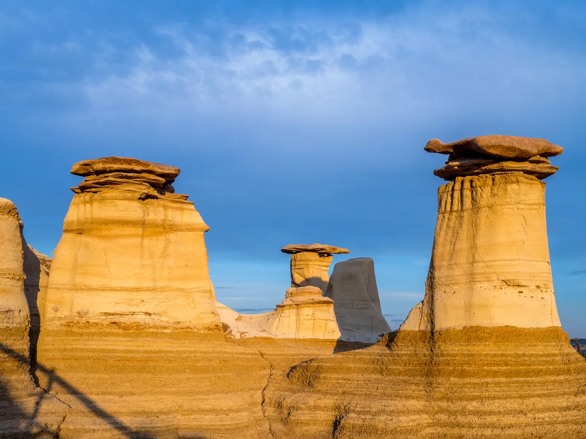 Les "hoodoos", ces cheminées de fée, du Dinosaur Provincial Park en Alberta.  © iStock / jewhyte