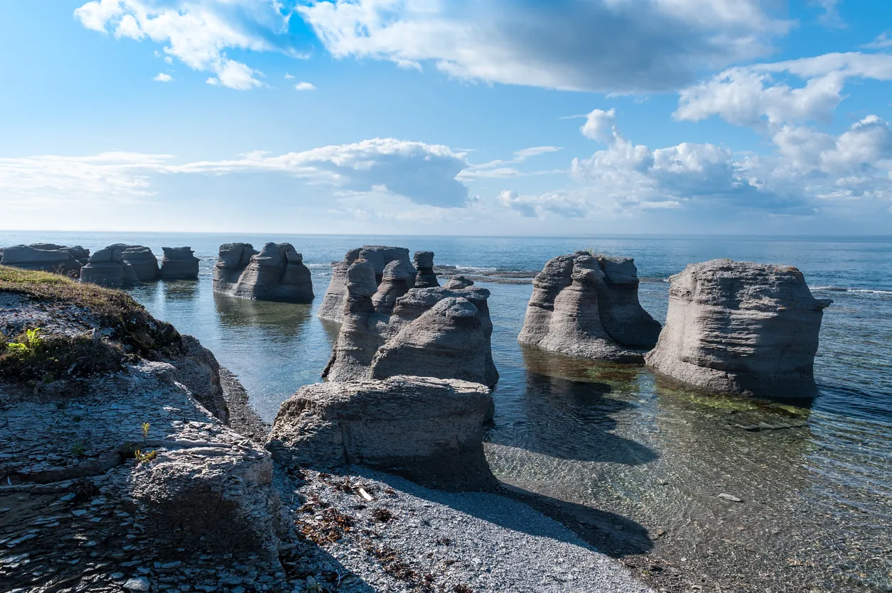 Les monolithes de l'archipel de Mingan sur la côte nord du Saint-Laurent, près de Havre Saint-Pierre. © iStock / Pierdelune