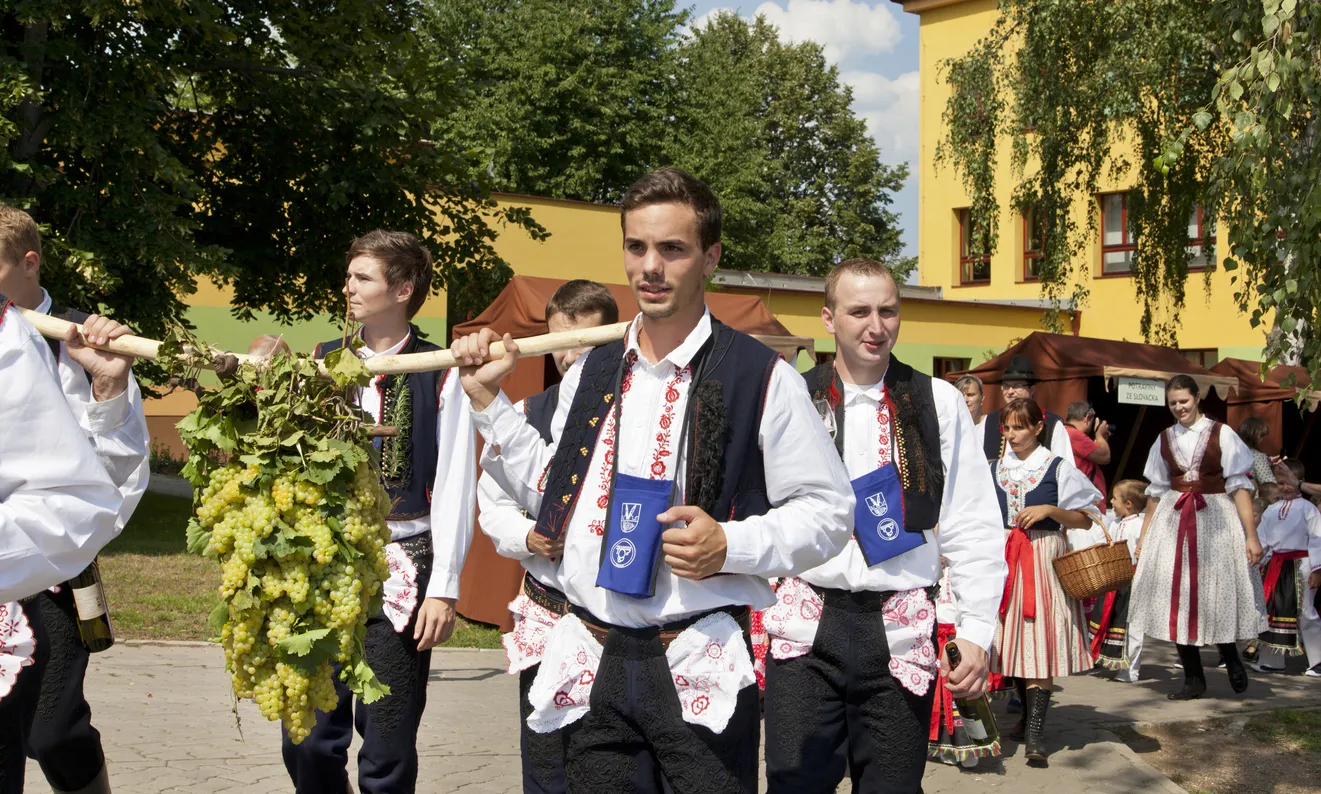Défilé lors de la fête du vin à Polesovice, en Moravie, République Tchèque © iStock / Josef Mohyla