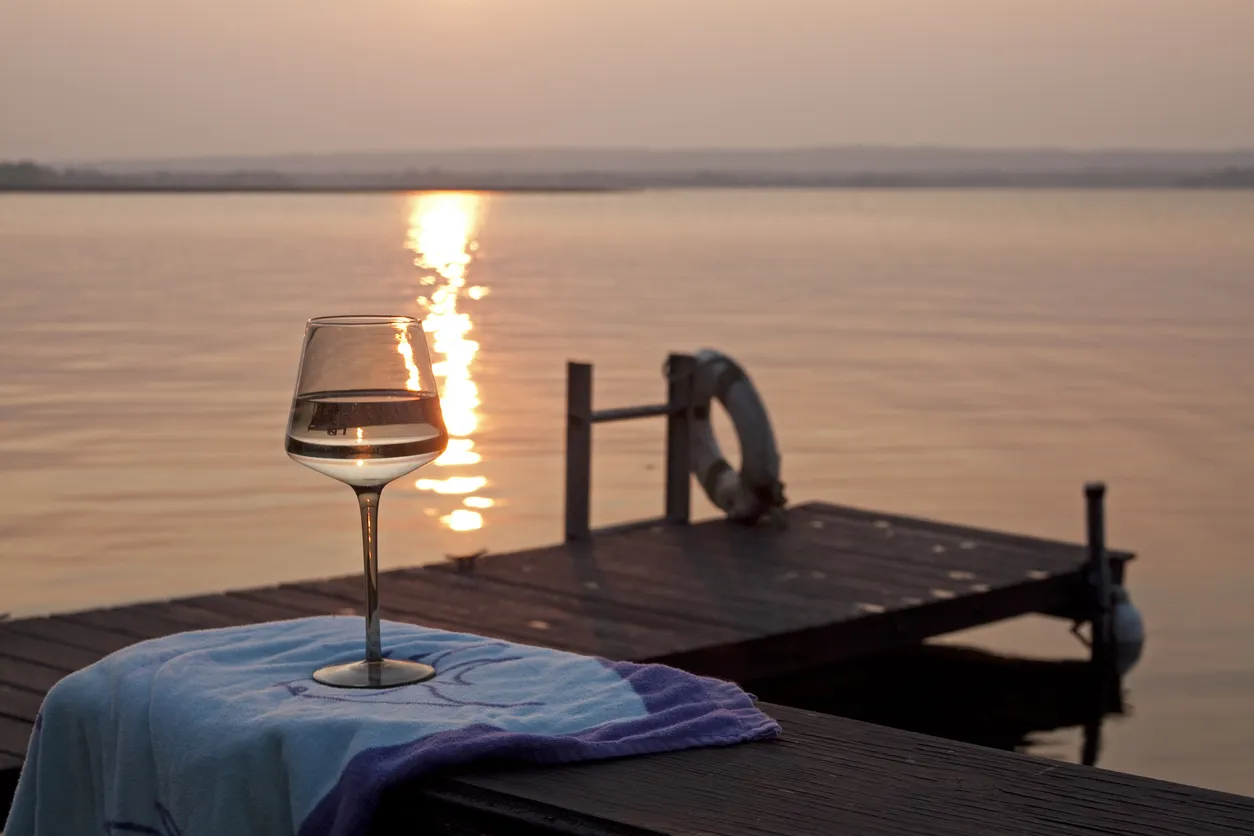 Verre de vin au bord du lac Ontario, Presqu'île Bay, Prince Edward County
© iStock imagebob
