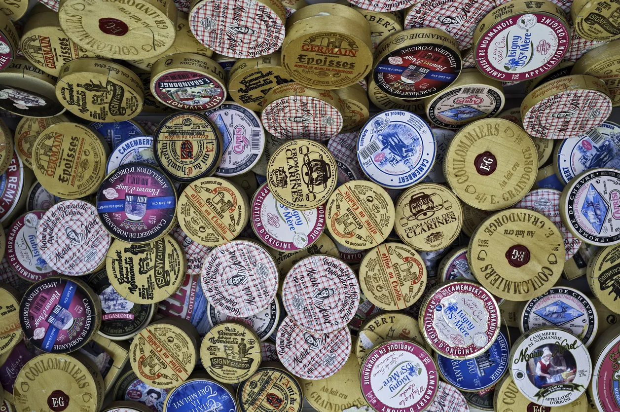 Boîtes de fromage circulaires © iStock / graemenicholson