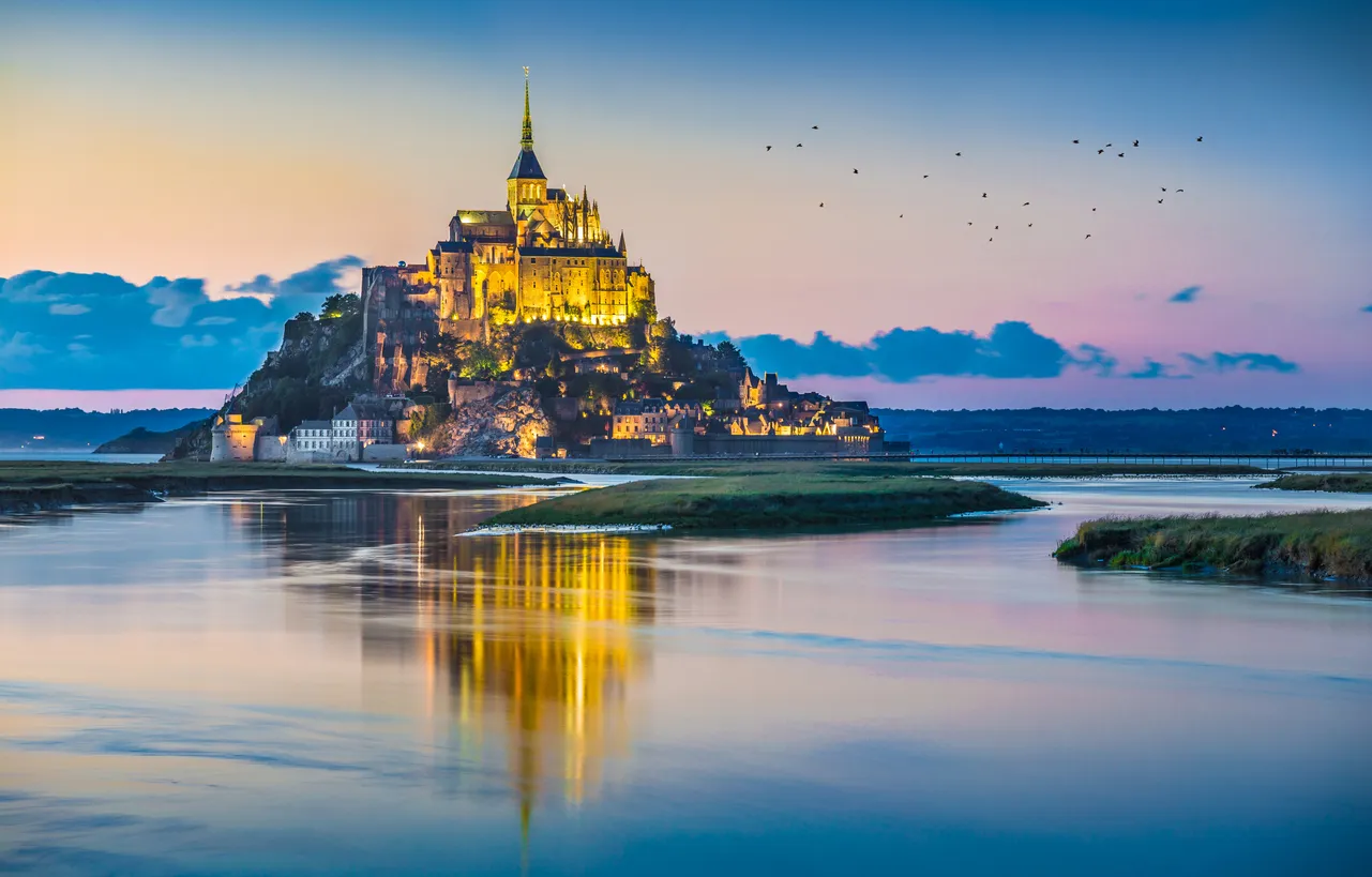 Le Mont Saint-Michel à l'heure bleue, Normandie, France © iStock / bluejayphoto