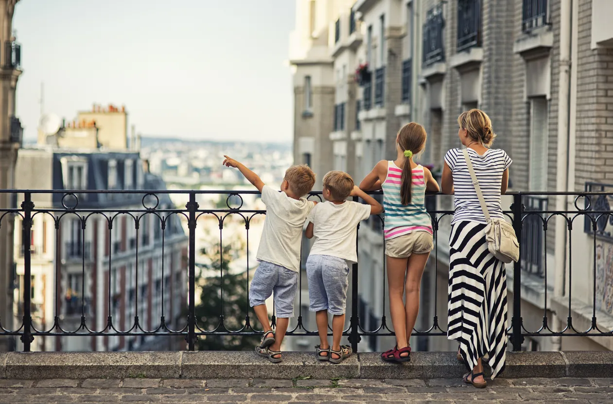 Des enfants visitent Paris.  © iStock / Imgorthand