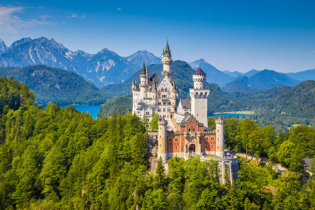 Le fantasmagorique château de Neuschwanstein (Bavière, Allemagne) - photo © iStock-bluejayphoto