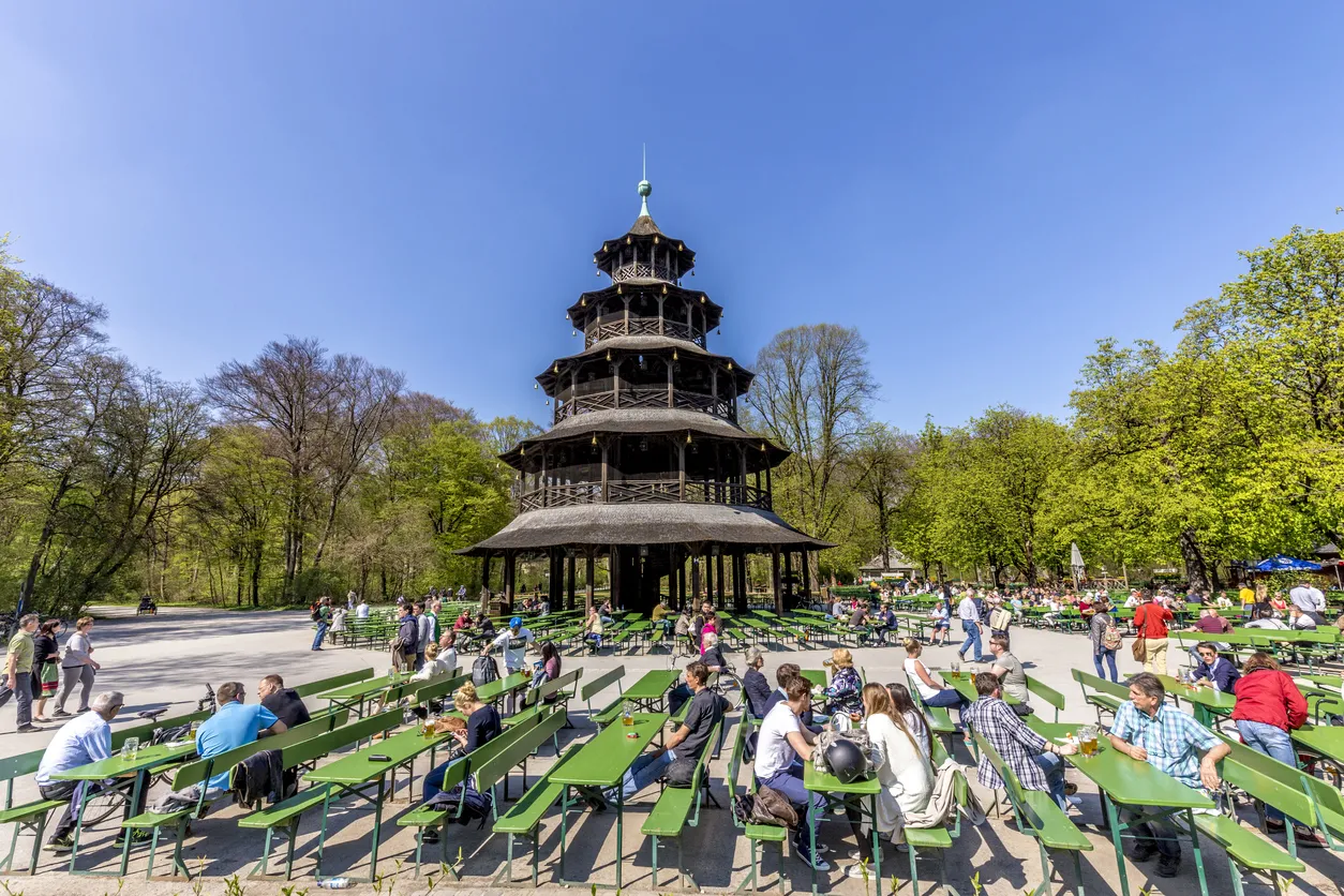  La Tour Chinoise dans le Englischer Garten  où l'on installe le 2e biergarten en importance à Munich © iStock / Meinzahn