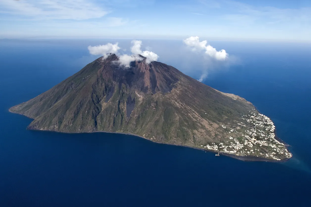 Le volcan Stromboli dans l'archipel des île Éolienne, Sicile, Italie © iStock / luiginifosi