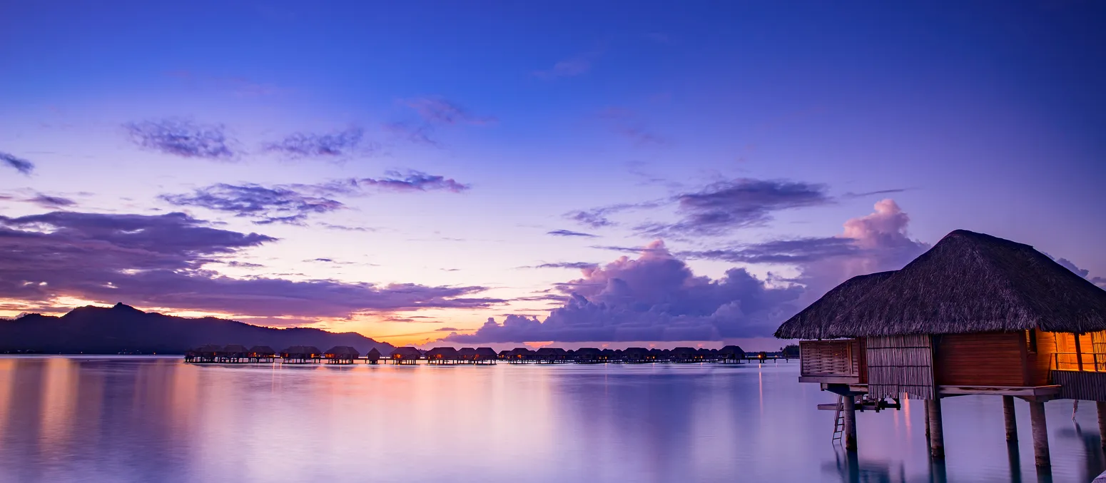 Bora Bora au coucher du soleil © iStock / rebelml