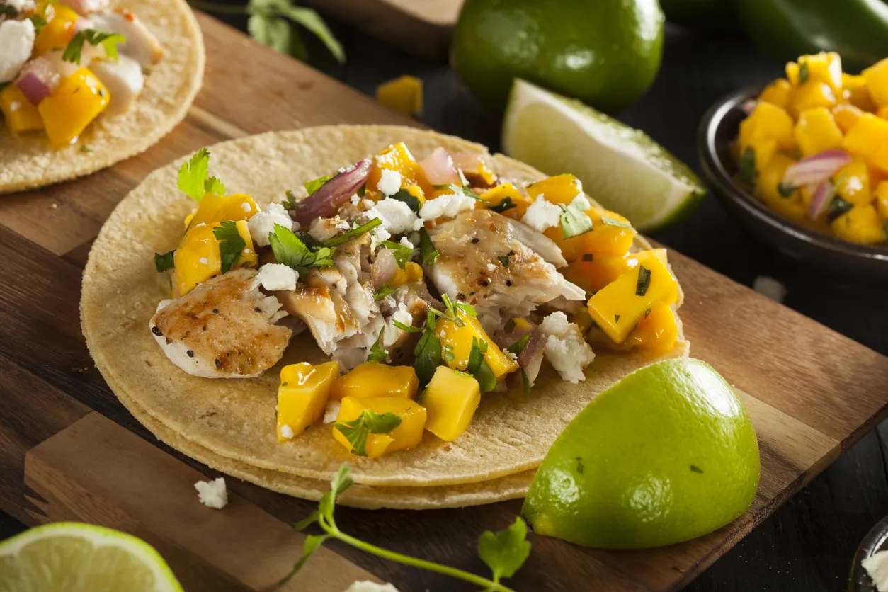 Tilapia, mangues, tortillas et coriandre.  © iStock / bhofack2