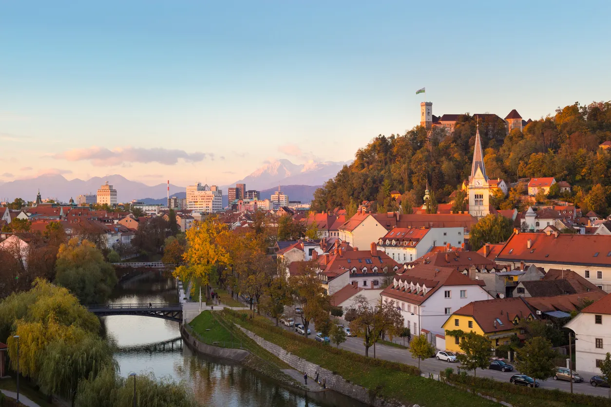 Le château de Ljubljana surplombe la capitale de la Slovénie  © iStock / kasto80