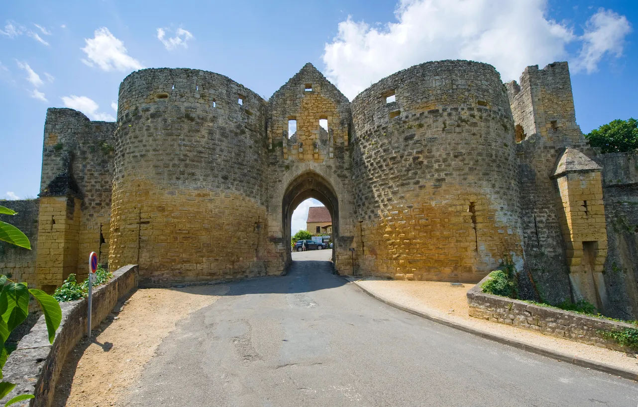 La porte des tours  du village de Domme (Dordogne, Nouvelle-Aquitaine, France) - Photo © iStock-RobertHoetink