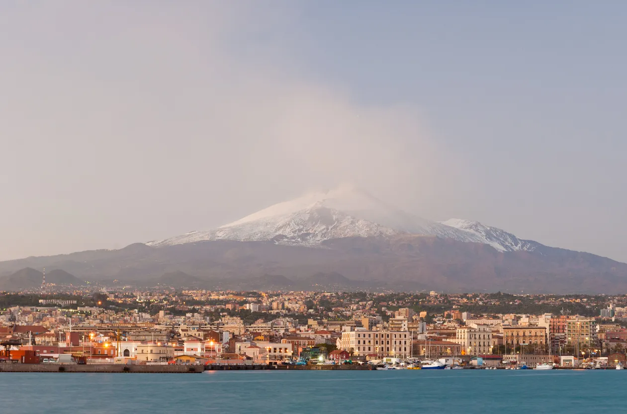Catane, Sicile, avec l'Etna en arrière-plan © iStock/bdsklo