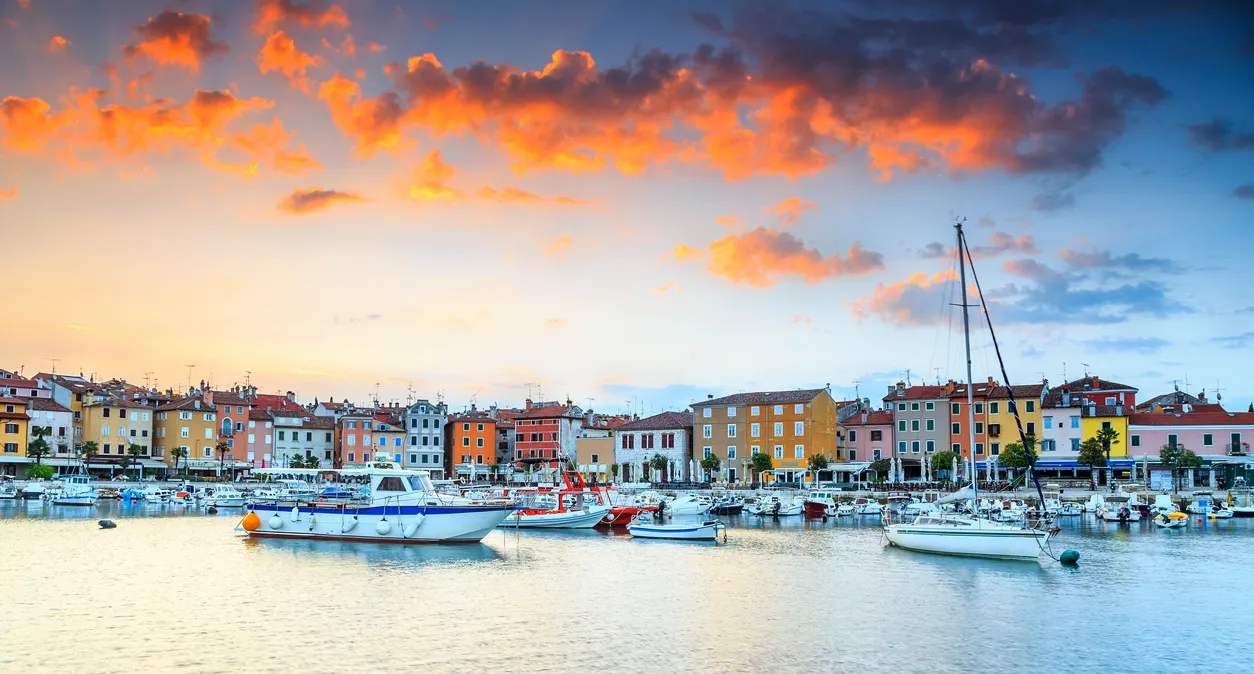 Rovigno, une ville de l'Istrie, une péninsule de la Croatie très influencée par l'Italie © iStock / Janoka82