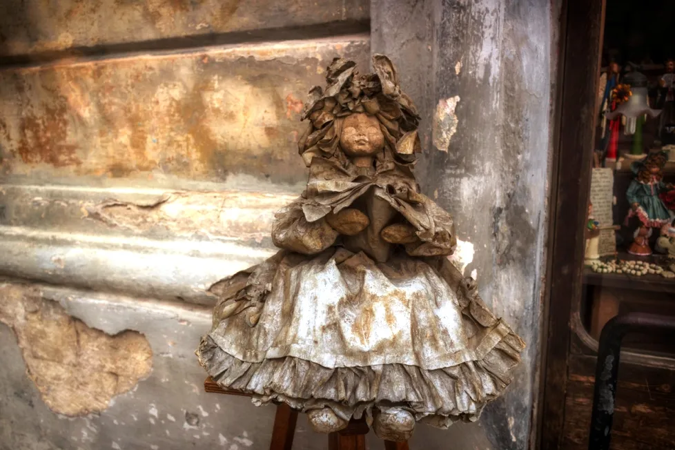 Ancienne poupée en papier mâché - photo © iStock-VividaPhotoPC