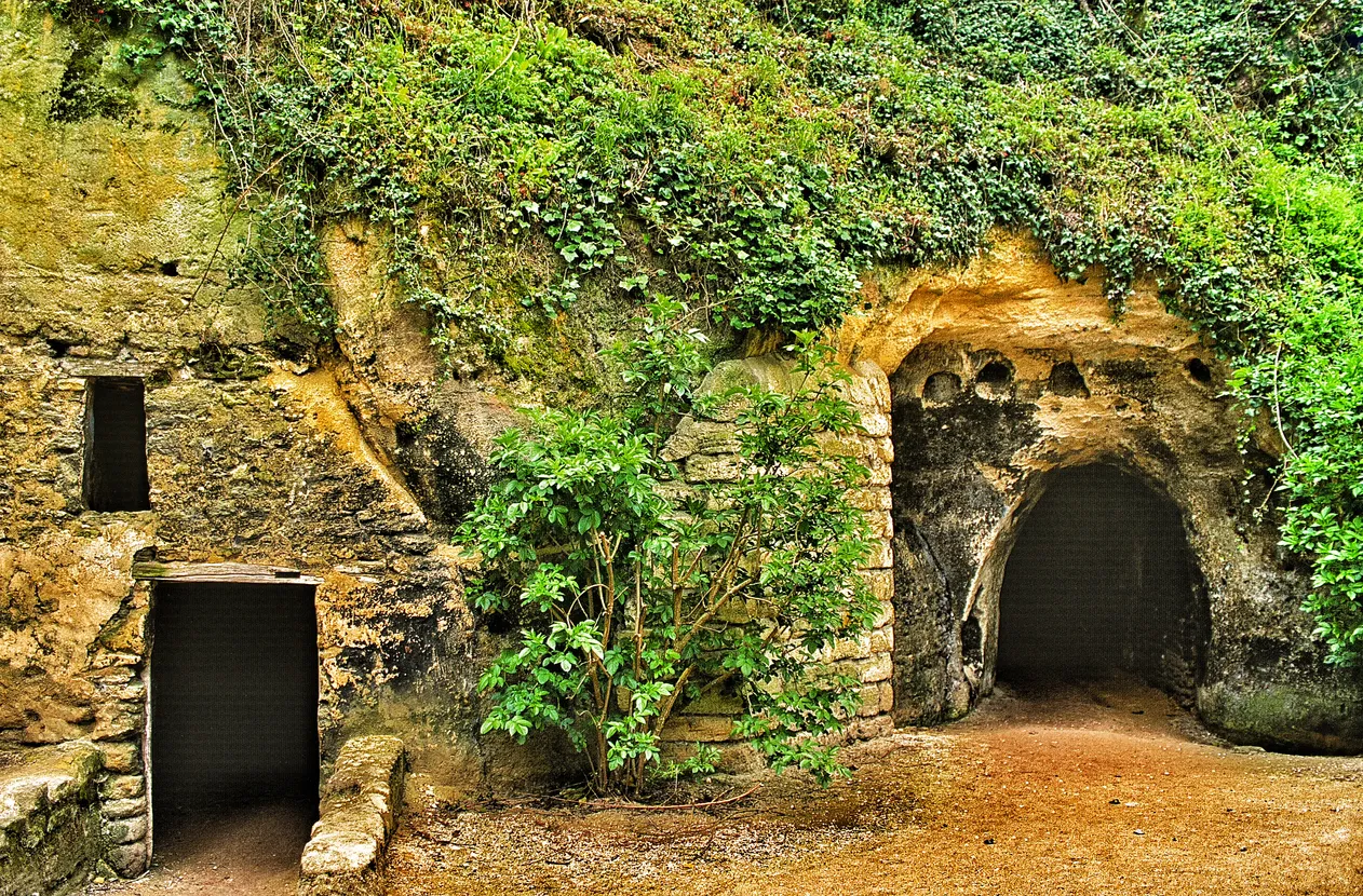 Maisons troglodytes © iStock / kodachrome25