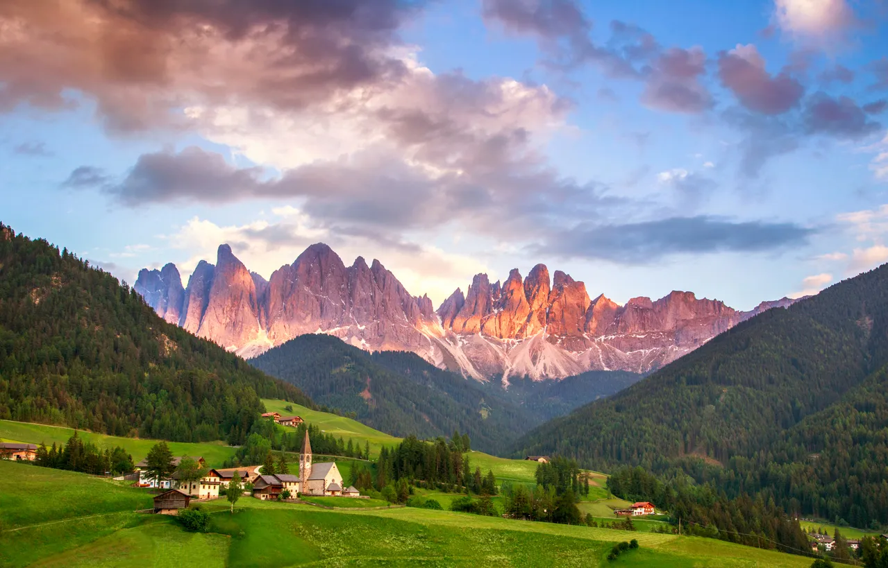 Village de Santa Maddalena devant le groupe de Dolomites de Geisler, Val di Funes, Trentino Alto Adige, Italie © iStock/Remedios
