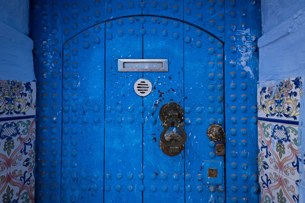 Une porte rustique à Chefchaouen © iStock / stockstudioX