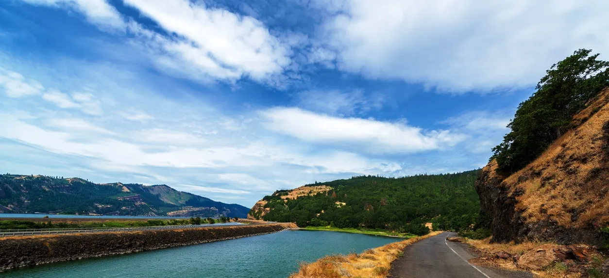 La route 14 dans la gorge du fleuve Columbia du côté de l'État de Washington  © iStock / DC_Colombia