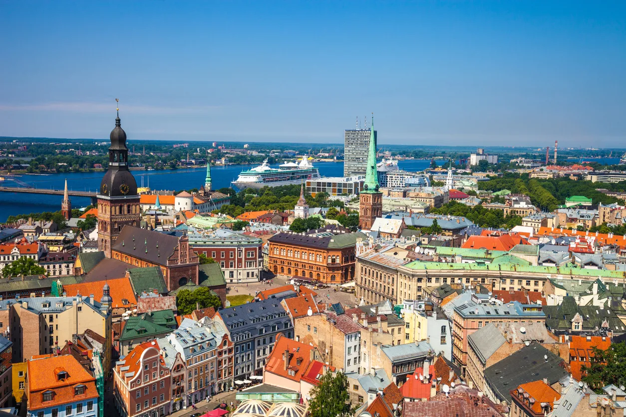  Vue d'ensemble de Riga, capitale de la Lettonie © iStock / LeoPatrizi