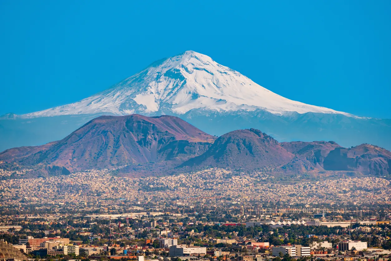 Vue sur le volcan Popocatepetl enneigé depuis la ville de Mexico- photo © iStock-benedek