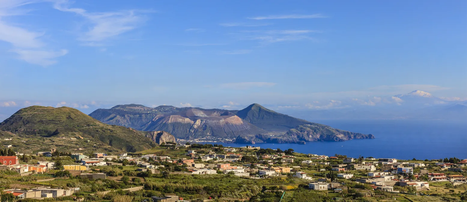 L'île de Vulcano vue depuis l'île de Lipari. archipel des îles éoliennes, Sicile, Italie. © iStock / Flavio Vallenari