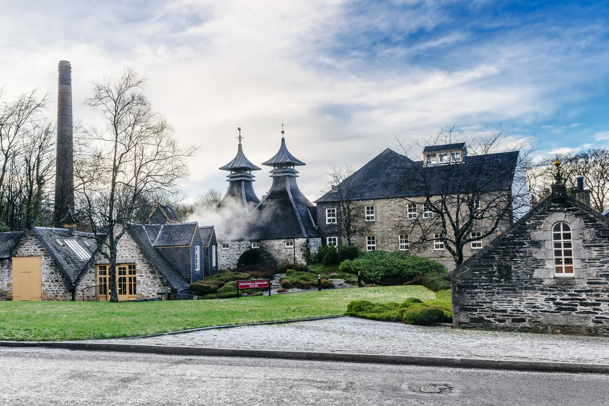 La distillerie de whisky de Strathisla  dans la région du Speyside, au nord de l'Écosse. © iStock / lucentius
