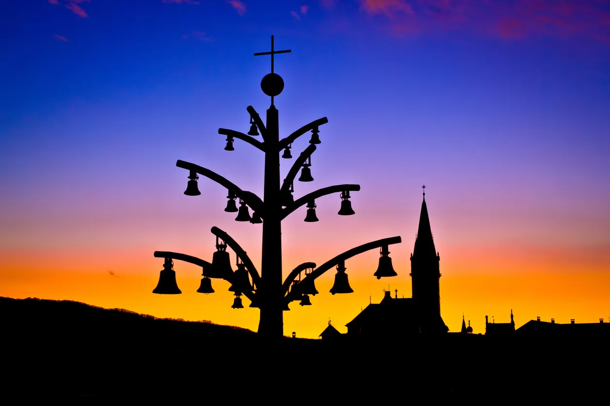 La silhouette du sanctuaire Marija Bistrica dans la région Zagorje en Croatie © iStock / xbrchx