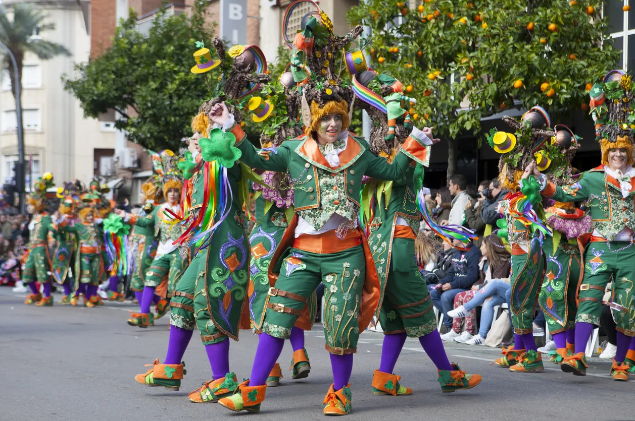 Défilé lors du carnaval de Bajadoz en février © iStock / WHPics