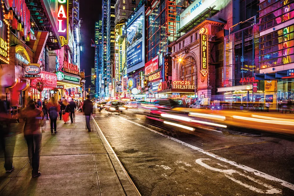 La 42nd Street dans le Theatre District, à Manhattan, New York. | © iStock / mbbirdy
