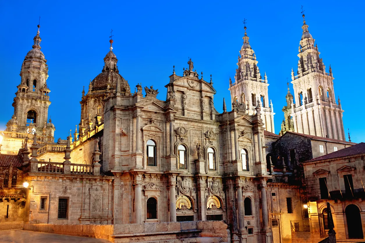  La cathédrale de Saint-Jacques de Compostelle, Galice, Espagne © iStock / mmeee