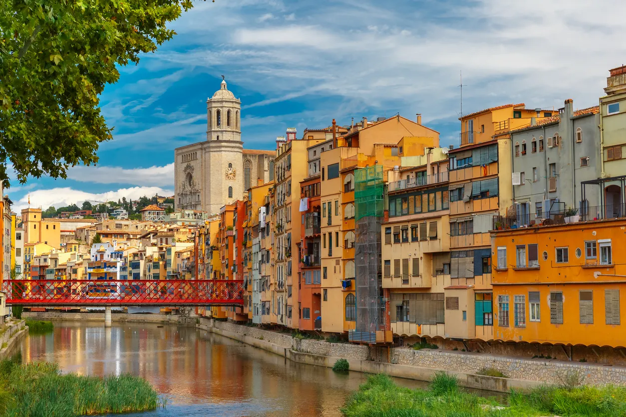 Girona (Gérone) en Catalogne © iStock / KavalenkavaVolha
