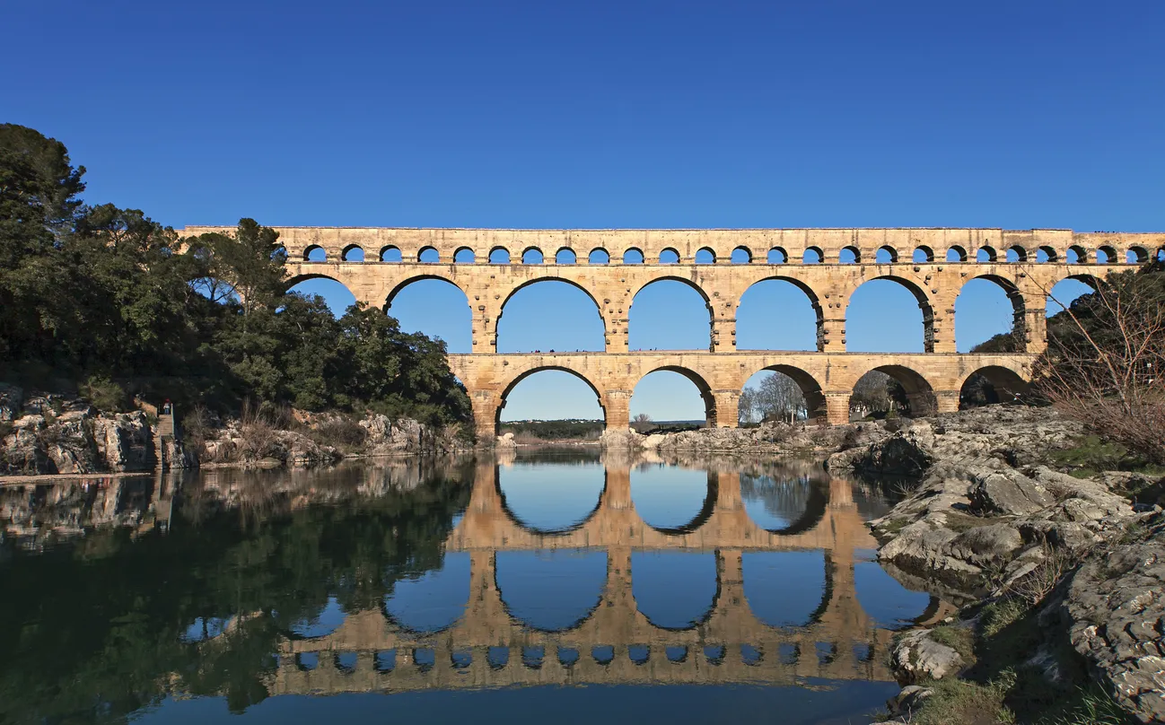 Le pont du Gard, qui supporte un aqueduc, entre Uzès et Remoulins, près 
de Nîmes © iStock / aronaze