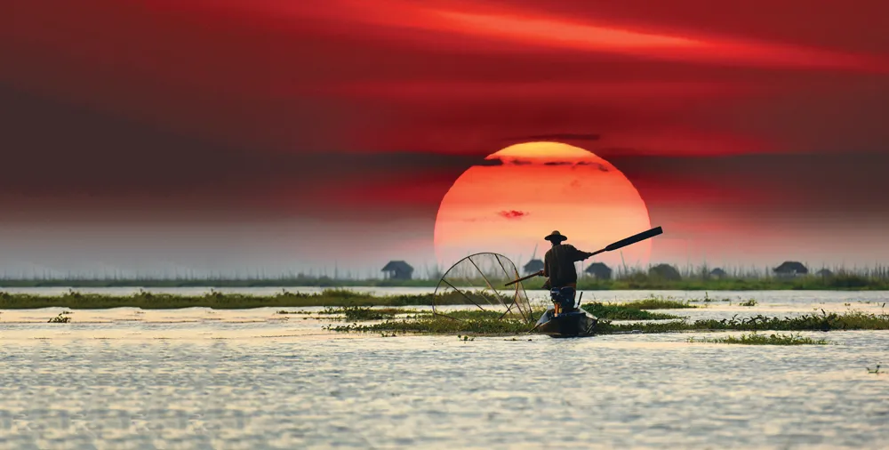 Un pêcheur en Birmanie.©iStockphoto/wnjay_wootthisak