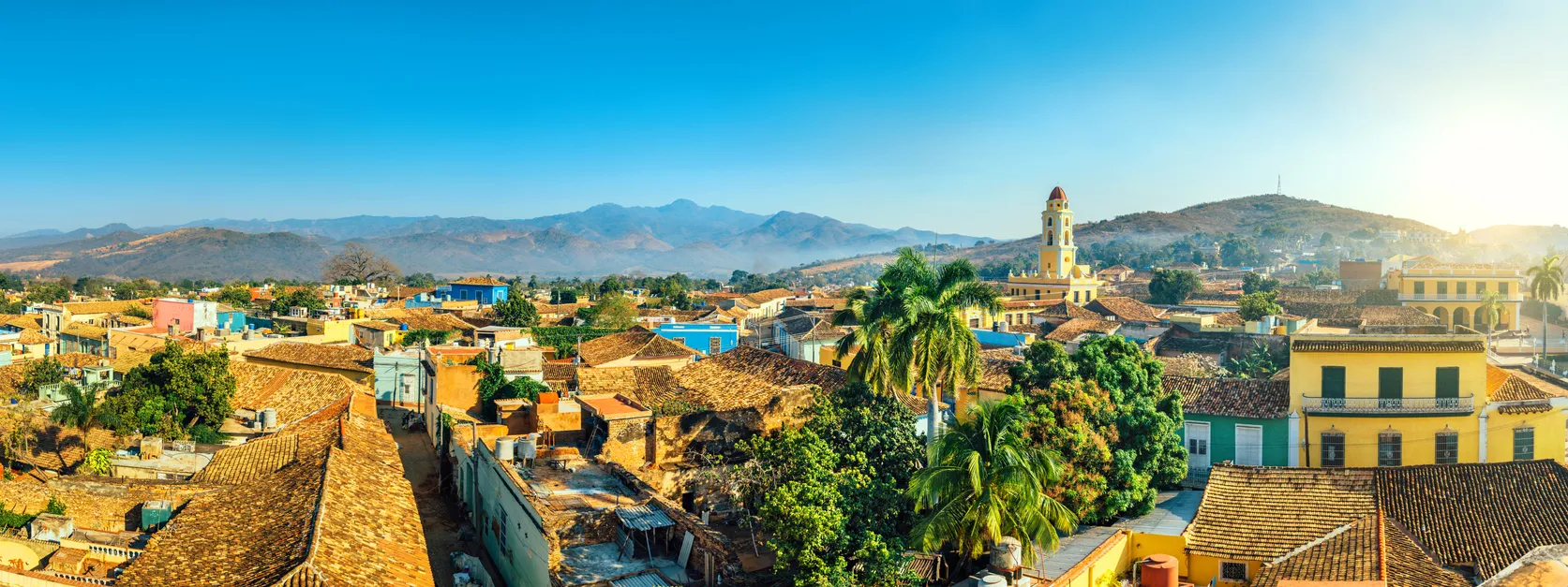 Vue panoramique sur Trinidad à Cuba, avec l'église et le couvent de San Francisco © iStock / Nikada